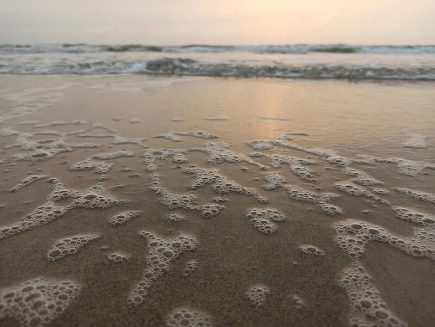 Bọt biển trên bãi biển Mỹ Khê