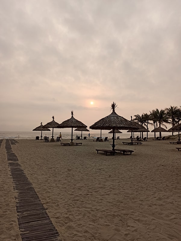 Túp lều lá dừa trên bãi biển