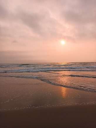 Mặt trời mọc trên bãi biển